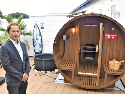 貸し切りサウナをＰＲする吉田副社長