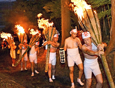 燃え盛るたいまつを持って山頂へと駆け上がった「麓山の火祭り」＝１５日午後、富岡町