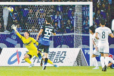 【山形―いわき】後半４２分、先制点を許すいわきのＧＫ佐々木（左）ら＝ＮＤソフトスタジアム山形
