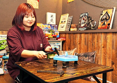 「中央のペンギンを落とさないように氷を崩すゲームです」と遊び方を説明する広瀬さん。絶妙な力加減とバランス感覚が求められるハラハラドキドキのアクションゲームだ