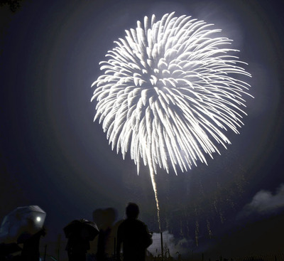 夜空を彩った花火＝１６日午後、浅川町