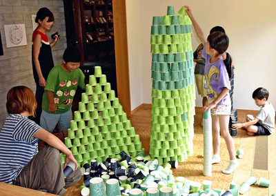 紙コップを使った創作体験もできる櫛田さんの展示ルーム
