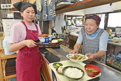 心を込めて定食などのメニューを用意する智子さん（右）と利枝さん。「必要とされる場所となるよう続けていきたい」と利枝さんは話す