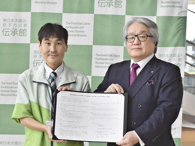 震災の記憶と教訓の伝承に向け協定書を交わした野崎社長と高村館長（左）