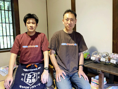 設営中の駄菓子コーナーにて。（左から）山内さん、福寿さん