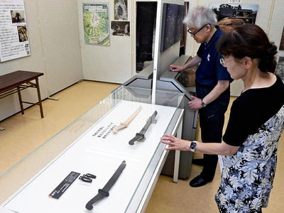 国見町の古墳群で出土した蕨手刀などを観賞する来館者ら