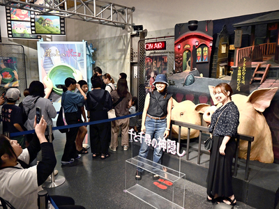 「ジブリ映画ポスタースタジオ」で記念撮影する来場者＝１９日、福島市・県立美術館©Ｓｔｕｄｉｏ　Ｇｈｉｂｌｉ