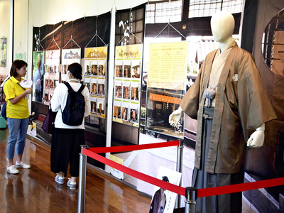 寺田さんの衣装などが展示されている会場 ＝白河市・小峰城歴史館