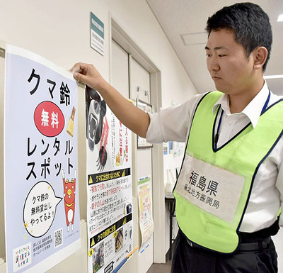 ポスターを設置する職員
