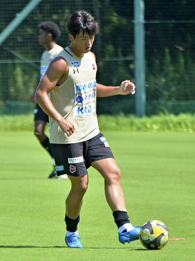 「（監督に）自分が出ても大丈夫だと思わせたい」と誓うＦＷ加藤＝Ｊヴィレッジスタジアム