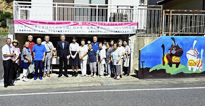 オープンを祝う橋本さん（左）と来館者たち