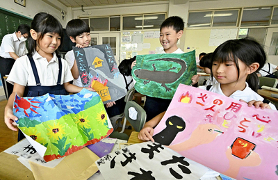 夏休みに作った作品を見せ合う児童＝２２日午前、大玉村・玉井小