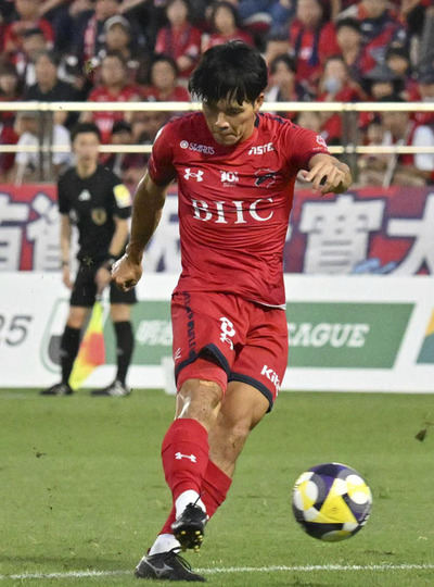 【いわき―大分】前半１３分、先制ゴールを決めるいわきのＭＦ柴田壮介＝ハワイアンズスタジアムいわき