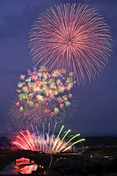 夜空を彩る大輪の花火が観客を魅了した須賀川市釈迦堂川花火大会＝２３日午後６時４５分ごろ、須賀川市