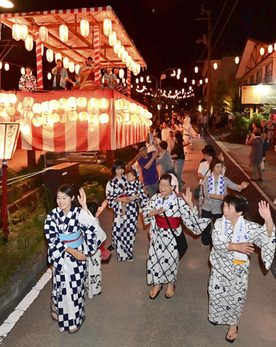 華やかな音色が響き、踊りの輪を広げた岳温泉観光仮装盆踊り大会＝２３日午後、二本松市