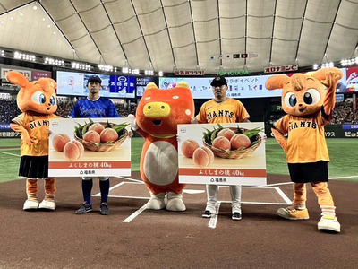 ベコ太郎から県産モモの贈呈を受ける松尾選手（左）と浅野選手（右）