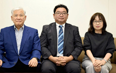 来場を呼びかける（左から）細谷委員長、斎藤理事長、斎藤さん