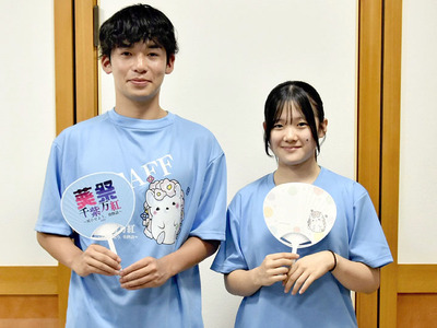 （左から）来場を呼びかける諏訪さんと鈴木さん