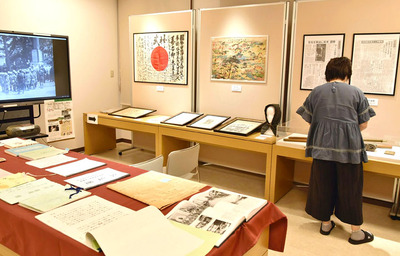 戦時下の暮らしの様子などを紹介する資料が並ぶ資料館