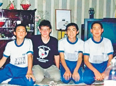 ホームステイから１年後、現地で面倒を見てくれていた男の子がホームステイに来た時の写真。私（左）は男の子と猪苗代湖に行ったり、部活動の仲間とバレーボールを楽しんだりした