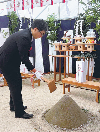 くわ入れする松村社長