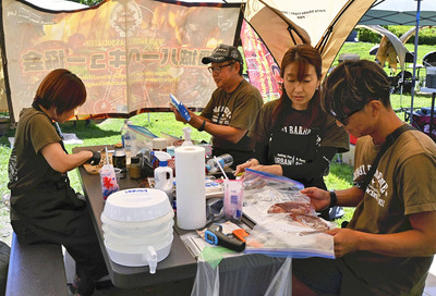 ステーキの腕前を競う参加者