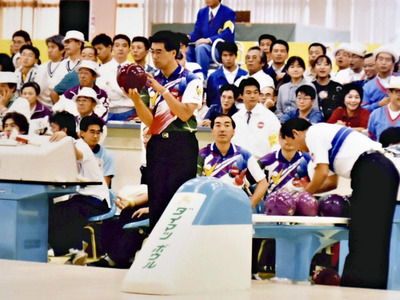 福島国体で成年男子ハイミドルに出場した垣内さん（中央）＝１９９５年９月