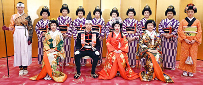 会津藩公行列の衣装に袖を通した生徒たち