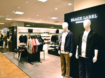 新店がオープンした紳士服売り場