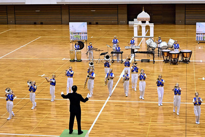 息の合った演奏を披露する出場者