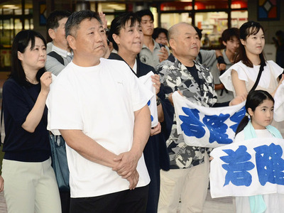 若隆景の取り組みを見守る大波さん（左から２人目）ら