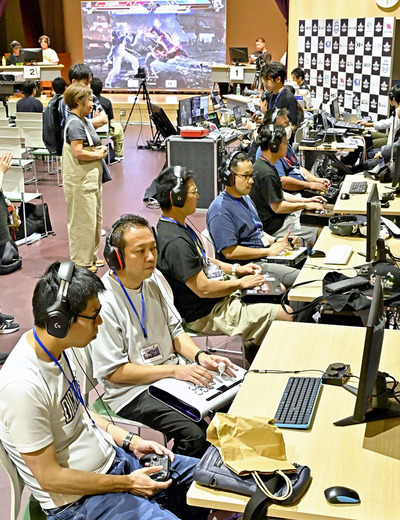 参加者がゲームの実力を競い合った県内初開催のｅスポーツ公式大会＝１４日午後、福島市民センター