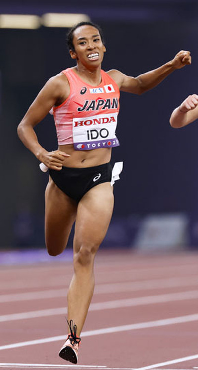 女子２００メートル予選でゴールする井戸アビゲイル風果＝国立競技場