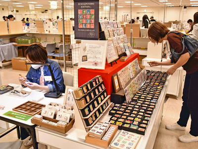 福島県内で初開催となった「文具の博覧会」。多彩な文具が並んだ