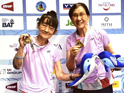 世界シニアの女子ダブルスで自身初めての金メダルを手にした佐久間さん（右）と真鍋さん