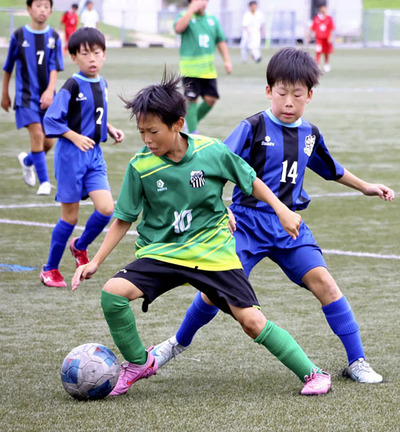 【会津サントスＦＣジュニア―荒井サッカースポ少】競り合う選手＝相馬光陽サッカー場