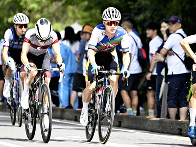 【自転車男子Ａ個人ロードレース】３位に入った風間翔真（シマノレーシング、日大東北高卒）（右） ＝滋賀県東近江市特設コース