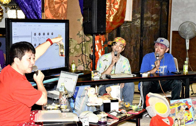 平成レトロの話題で盛り上がる（左から）ワッキーさん、山下さんら