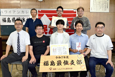Ａクラス優勝のいわき棋友会Ｂ（前列）とＢクラス優勝のいわき中央Ｂ