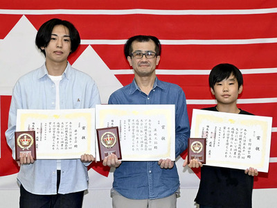 優勝した渡辺五段（中央）、準優勝の藤田四段（左）、３位の菅野三段