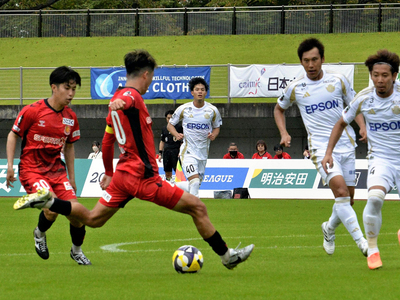 【福島―松本】後半１２分、左足でシュートを決める福島の城定（左から２人目） ＝とうほう・みんなのスタジアム