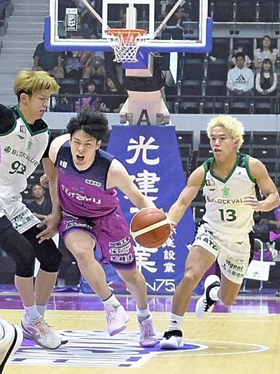 【福島―横浜ＥＸ】第４Ｑ、相手の激しい守備をかいくぐる福島の中野＝宝来屋ボンズアリーナ