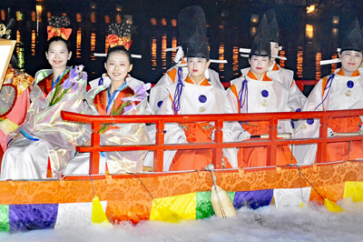 優雅な雰囲気の中、船上で花を手にするミスうねめの赤井さん（左）と高橋さん（左から２人目）