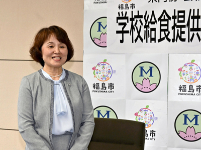 覚書を結び、あいさつする西内理事長