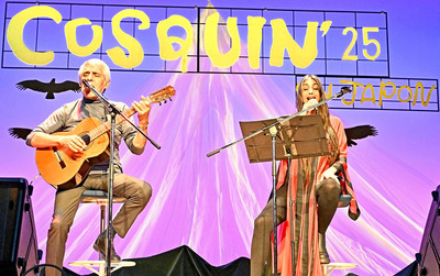 川俣町合併７０年を記念し、コスキンに特別出演したペテコ・カラバハルさん（左）とカロリーナ・デル・ペレリッティさん＝１１日