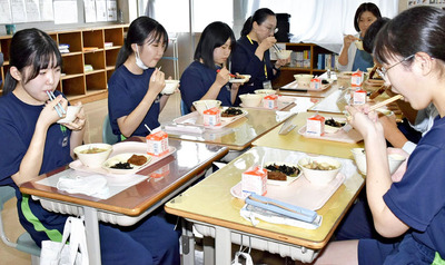 かじきカツ給食を味わう生徒