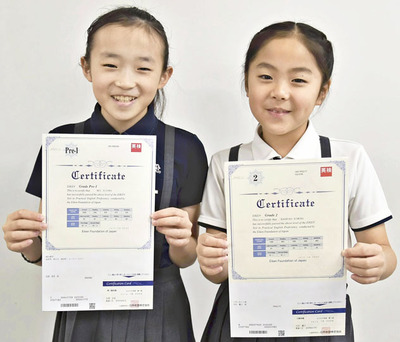 英検準１級に合格した相沢さん（左）と２級合格の木村さん