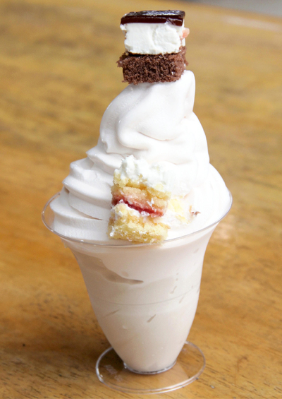 ２種類のプチケーキを添えたＷピースソフト