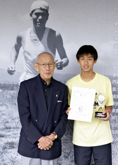 円谷幸吉を顕彰する大会で優勝を果たした春陽さん（右）。幸吉の盟友・君原さんは活躍に期待を寄せた