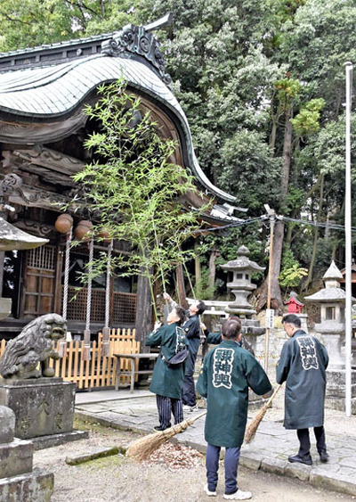 すす払いや境内の清掃に取り組む青年部員